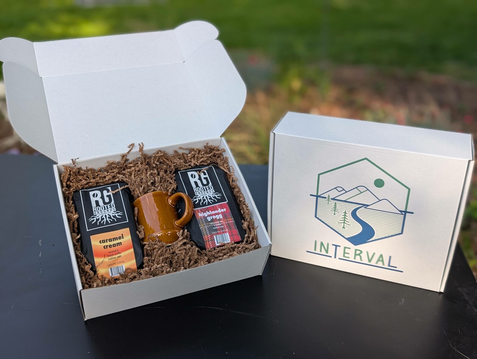 Open Interval kit with ceramic mug, beside the closed branded gift box